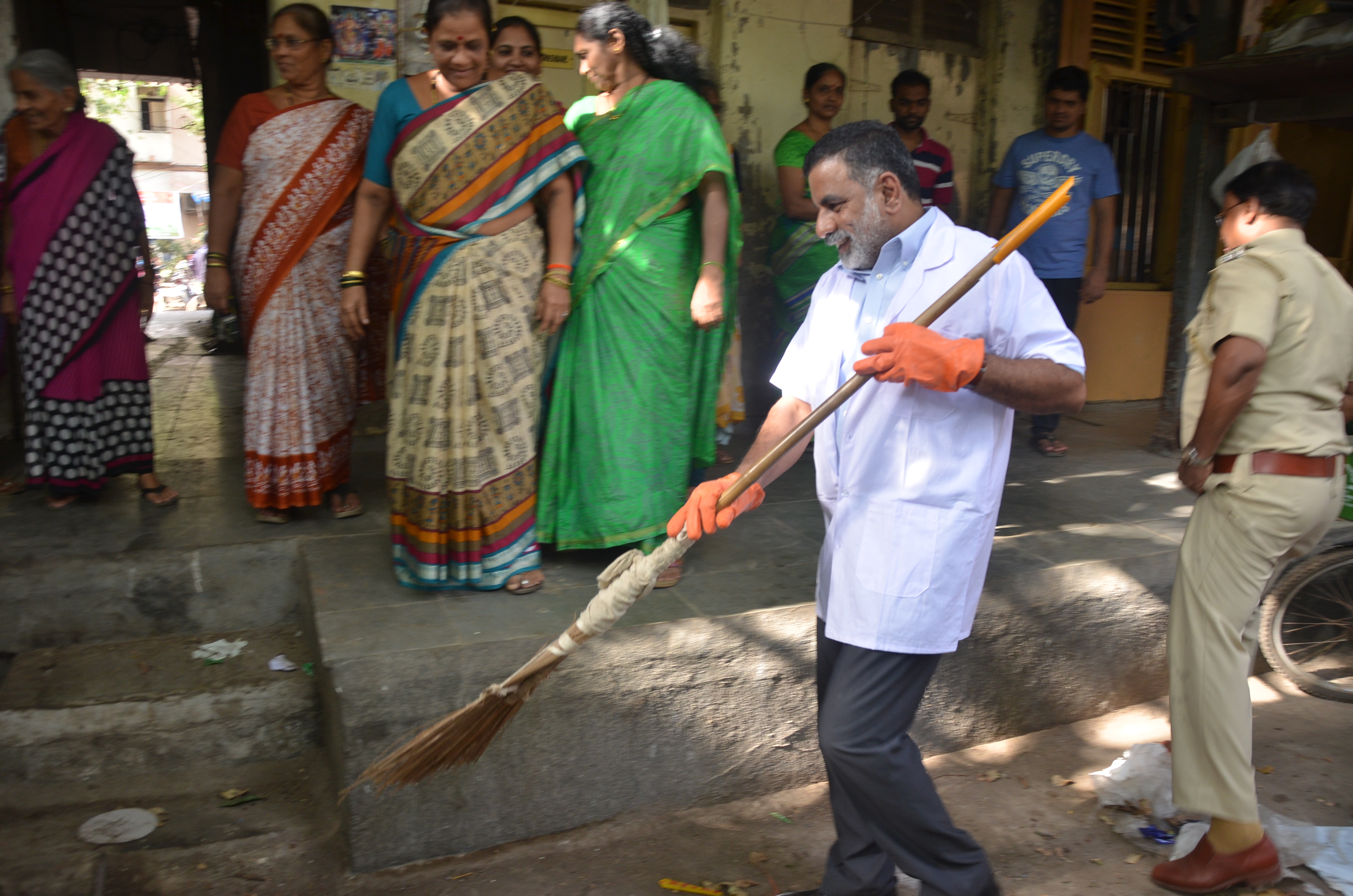 Honorable Shri A. Madhukumar Reddy, Joint Secretary, Ministry Of Textile cleaning the road and let people inspiring for the cleaness on the occasion of Swachh Bharat Pakhwada 2017